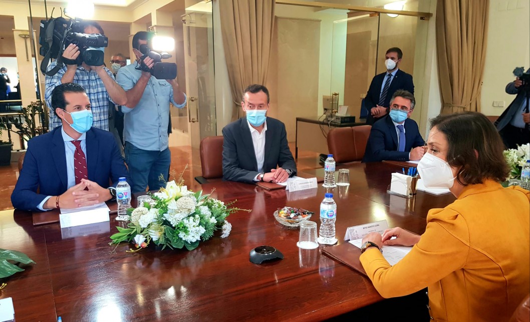 Alfaro se reunió con la ministra de Comercio para hablar de los aranceles americanos al calzado Alfaro se reunió con la ministra de Comercio para hablar de los aranceles americanos al calzado