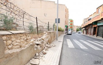Un conductor sufre un infarto y empotra su veh&iacute;culo contra un muro en la avenida de Sax