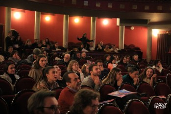 Alba Ed-Dounia cae en los directos de "La Voz" con el apoyo de decenas de personas en el Teatro Castelar