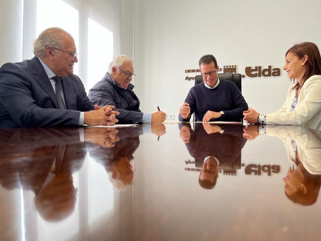 Elda firma un convenio para apoyar a 17 empresas de calzado que participan en Futurmoda Elda firma un convenio para apoyar a 17 empresas de calzado que participan en Futurmoda