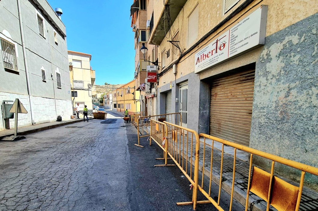 El Ayuntamiento remodela y asfalta la calle Las Cordilleras de La Torreta El Ayuntamiento remodela y asfalta la calle Las Cordilleras de La Torreta