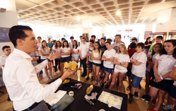 Rub&eacute;n Alfaro, gu&iacute;a del Museo del Calzado para j&oacute;venes matem&aacute;ticos