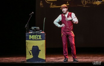 &Aacute;lex O'Dogherty se meti&oacute; en el bolsillo al p&uacute;blico de Petrer a base de humor
