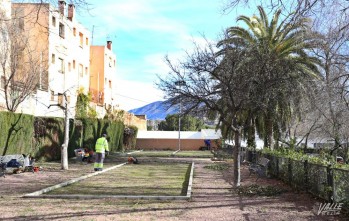 Mantenimiento limpia el jard&iacute;n de La Ribera en La Estaci&oacute;n tras a&ntilde;os sin cortar la vegetaci&oacute;n