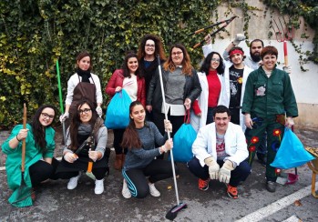 Los alumnos del Centro Integrado Valle de Elda realizan pr&aacute;cticas de limpieza en el parking del hospital