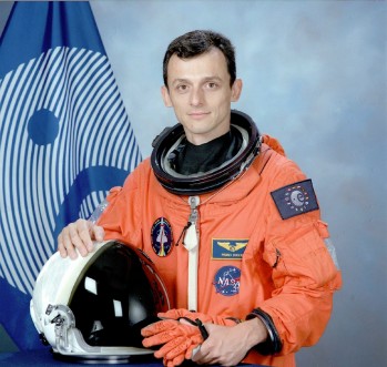 El astronauta Pedro Duque donar&aacute; unas zapatillas del espacio al Museo del Calzado