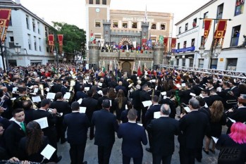 Miles de voces cantan al comienzo de las fiestas