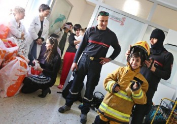 Los ni&ntilde;os del hospital de Elda, bomberos por un d&iacute;a