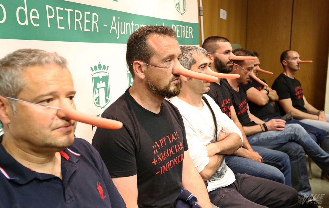 Policías de Petrer se manifiestan en el pleno por la regularización de los puestos del Ayuntamiento Policías de Petrer se manifiestan en el pleno por la regularización de los puestos del Ayuntamiento