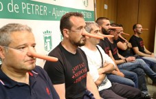 Polic&iacute;as de Petrer se manifiestan en el pleno por la regularizaci&oacute;n de los puestos del Ayuntamiento