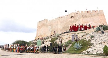Los cristianos reconquistan el castillo de Petrer en un fin de semana protagonizado por los capitanes de la fiesta