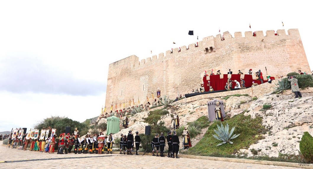 Los cristianos reconquistan el castillo de Petrer en un fin de semana protagonizado por los capitanes de la fiesta Los cristianos reconquistan el castillo de Petrer en un fin de semana protagonizado por los capitanes de la fiesta