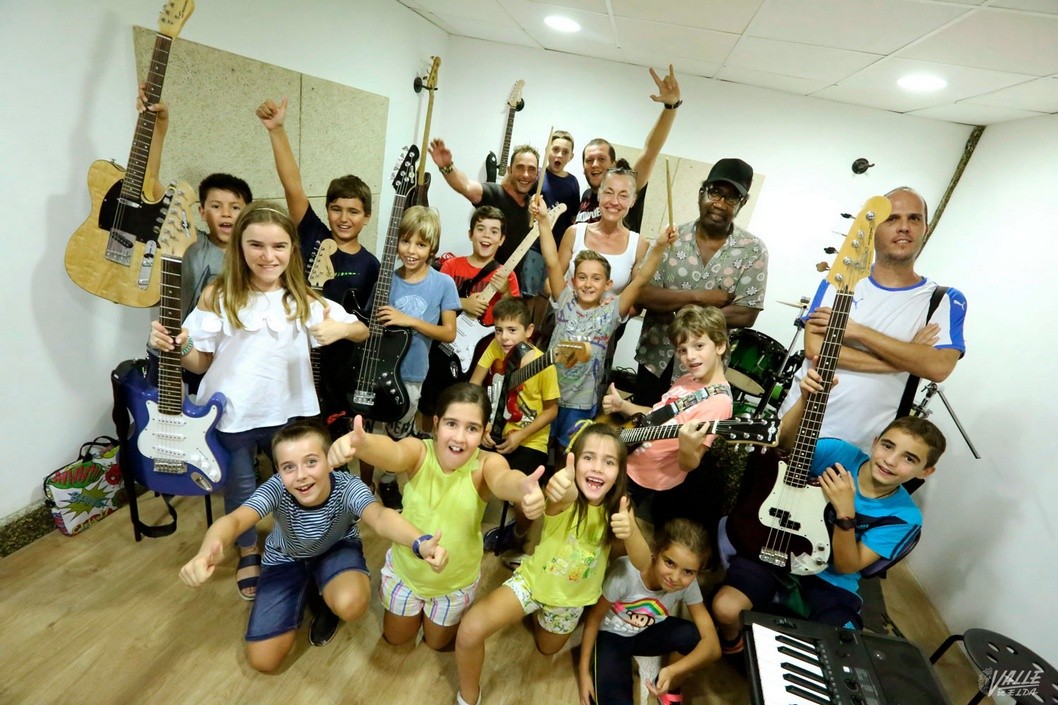 Queros, escuela de música integrada por un equipo de profesionales de elevado nivel y experiencia Queros, escuela de música integrada por un equipo de profesionales de elevado nivel y experiencia