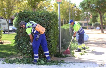 El Ayuntamiento de Petrer refuerza la limpieza y mantenimiento de los jardines durante el verano