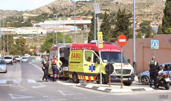 Una moto atropella a un peat&oacute;n en Elda