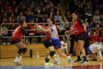 Las leonas comienzan el a&ntilde;o con victoria ante el Morvedre (18-20)