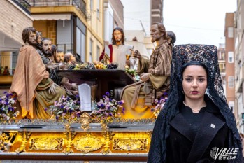 La Santa Cena procesiona rodeada de cientos de personas