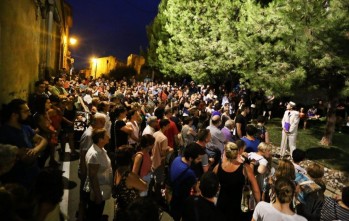 Multitudinaria acogida de la representaci&oacute;n teatral de Carasses en el r&iacute;o Vinalop&oacute;