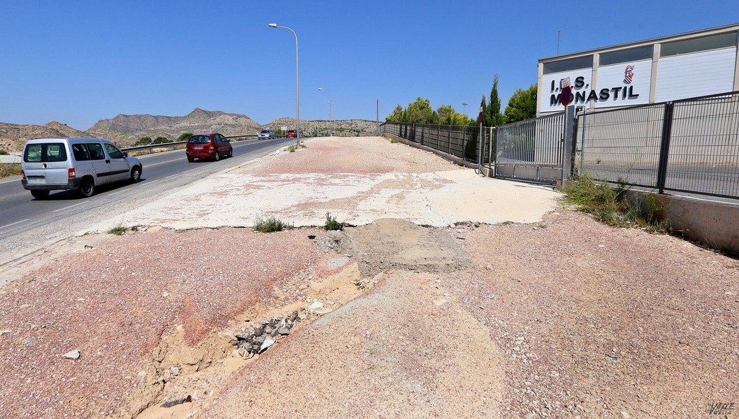 Las obras de acceso al IES Monastil se retrasan por tercer año consecutivo Las obras de acceso al IES Monastil se retrasan por tercer año consecutivo