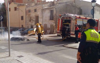Prenden fuego a una bala de paja a espaldas del Ayuntamiento de Elda