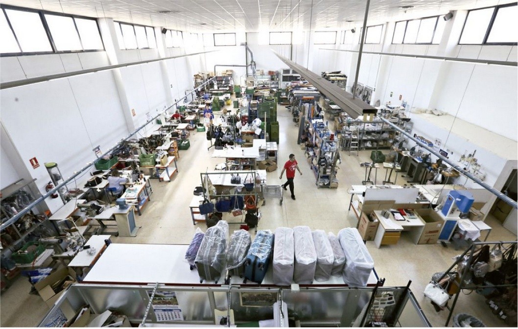 La segunda y tercera generación de Creaciones Plá continúa con su línea de bolsos y su tienda outlet La segunda y tercera generación de Creaciones Plá continúa con su línea de bolsos y su tienda outlet