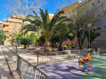 Puesta a punto de la plaza junto a la AMCE Santa Cecilia con mobiliario reciclado