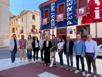 La Tourist Info de Petrer inaugura la primera "Carrera de comparsas"