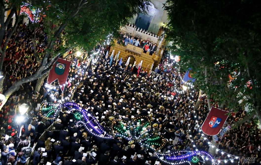 Los festeros de Petrer votarán si trasladan el castillo, las embajadas, y la Entrada de Bandas a la Explanada Los festeros de Petrer votarán si trasladan el castillo, las embajadas, y la Entrada de Bandas a la Explanada