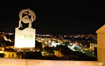 Petrer ilumina el monolito de San Bonifacio, M&aacute;rtir