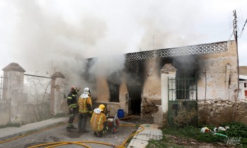 Una vivienda abandonada se calcina en el Altico de San Miguel