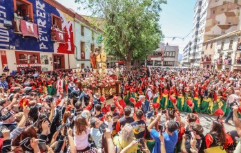 San Bonifacio, M&aacute;rtir, vuelve a bajar de la ermita arropado por miles de festeros