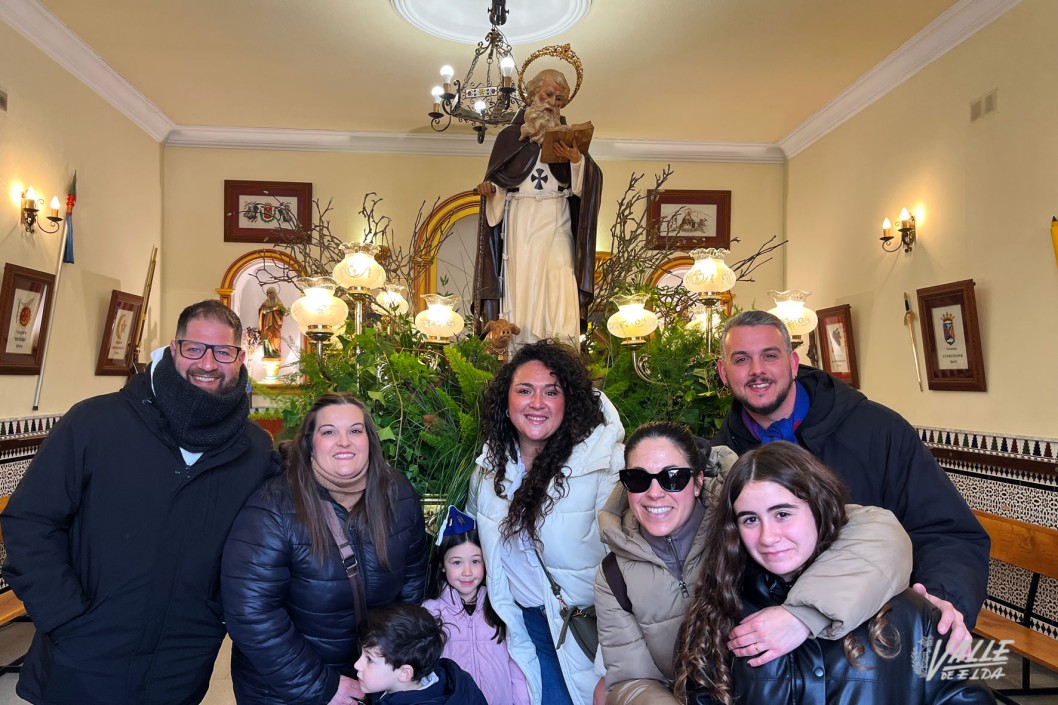 Los eldenses visitan a San Ant&oacute;n antes de la Media Fiesta