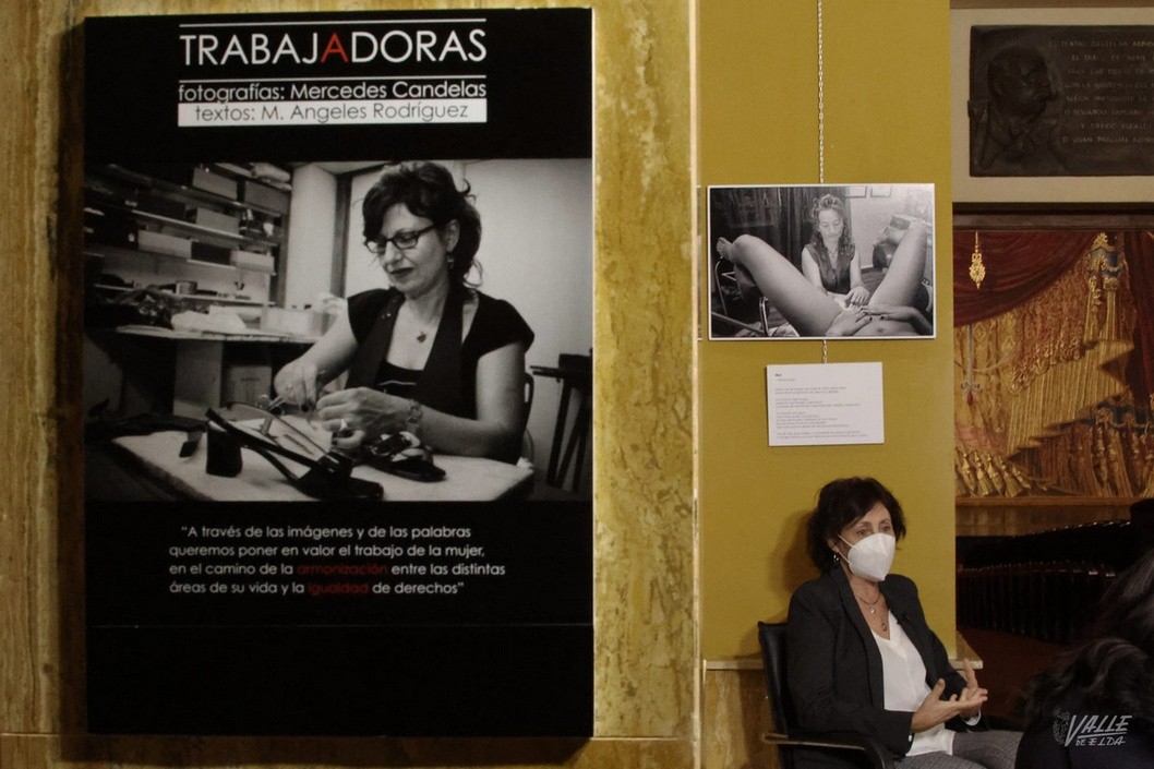Las eldenses Mercedes Candelas y Mª Ángeles Rodríguez presentan el libro fotopoético “Trabajadoras" Las eldenses Mercedes Candelas y Mª Ángeles Rodríguez presentan el libro fotopoético “Trabajadoras"