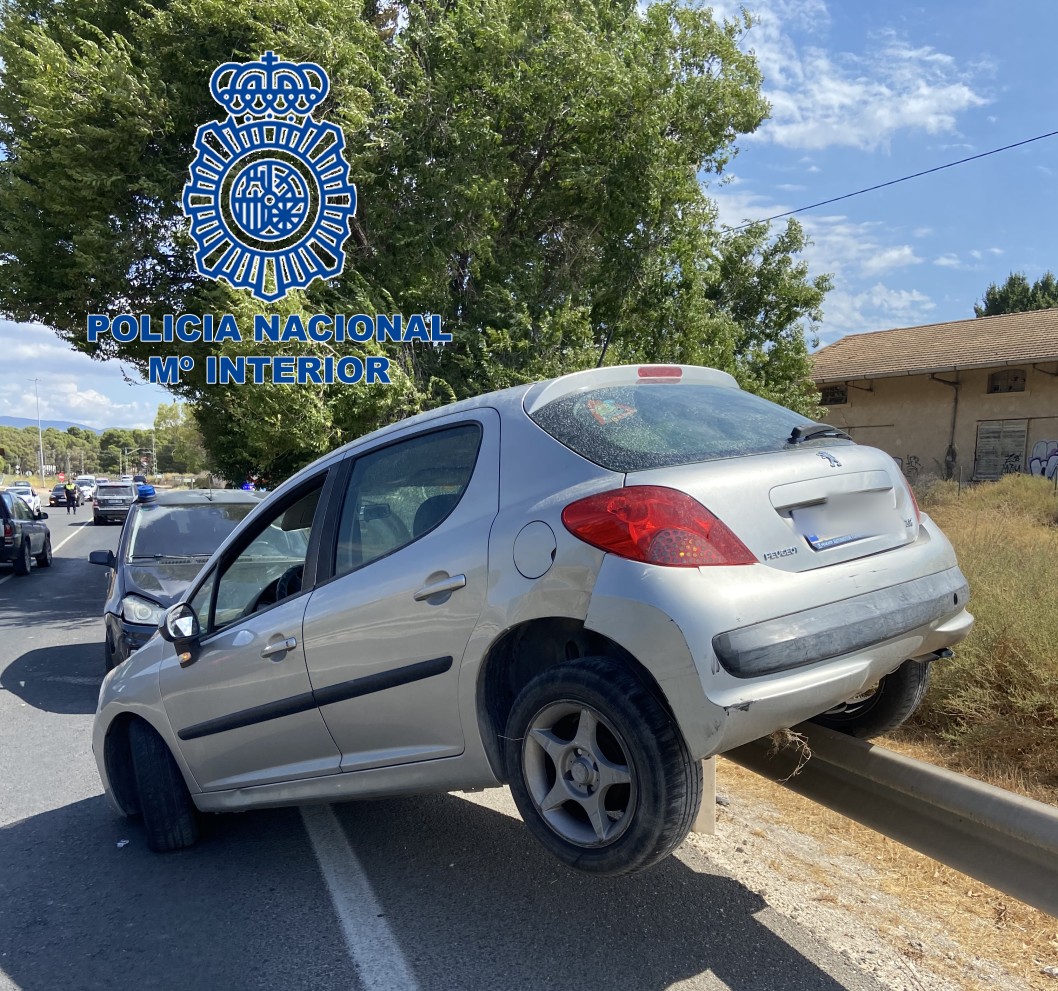Dos detenidos tras una larga y accidentada persecución en Elda Dos detenidos tras una larga y accidentada persecución en Elda