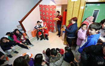 El edificio m&aacute;s grande de Elda, unido por Navidad