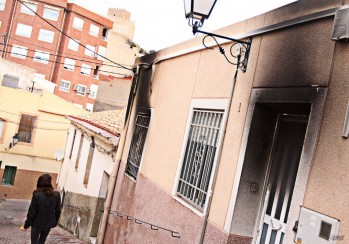 La Polic&iacute;a Local de Petrer rescata a un invidente de un incendio que ha calcinado su vivienda