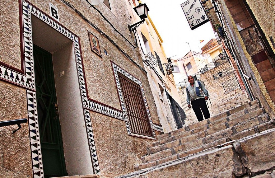 Petrer aprueba la Ordenanza Municipal de los Cuartelillos con el respaldo de festeros y vecinos Petrer aprueba la Ordenanza Municipal de los Cuartelillos con el respaldo de festeros y vecinos