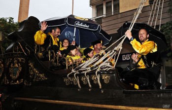 Los Piratas premian a todos sus comparsistas por su resistencia frente a la lluvia en la Entrada Cristiana