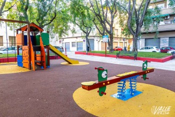 Elda remodela el jard&iacute;n del barrio Casa de la Juventud con una nueva &aacute;rea de juegos infantiles