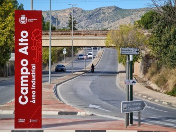 El Ayuntamiento de Elda concluye la renovaci&oacute;n de la se&ntilde;alizaci&oacute;n vertical de los tres pol&iacute;gonos industriales