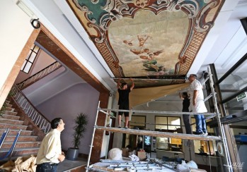 Comienzan a colocar el mural en el vest&iacute;bulo del Ayuntamiento