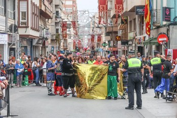 Un hombre fallece repentinamente en la calle y paraliza el inicio del Desfile Infantil