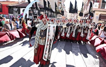 Los Moros y Cristianos de Petrer llenan de luz y color el casco urbano