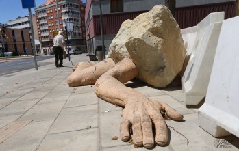 El monumento por las v&iacute;ctimas eldenses de la Alemania nazi recupera el dedo