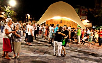 El Ayuntamiento destina dos funcionarios para encargarse de las sillas del baile en la Plaza Castelar