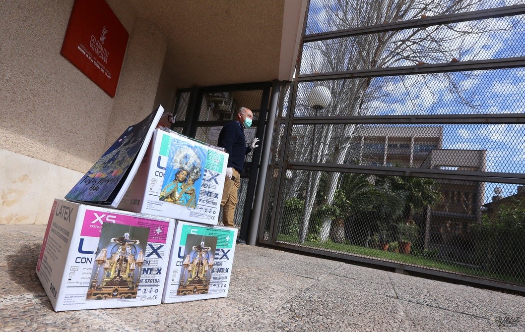 La Cofradía de los Santos Patronos dona 3.000 guantes a la Residencia El Catí La Cofradía de los Santos Patronos dona 3.000 guantes a la Residencia El Catí