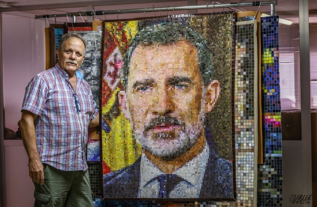 Crea el retrato de Felipe VI con retales de pieles para regalárselo a Elda Crea el retrato de Felipe VI con retales de pieles para regalárselo a Elda