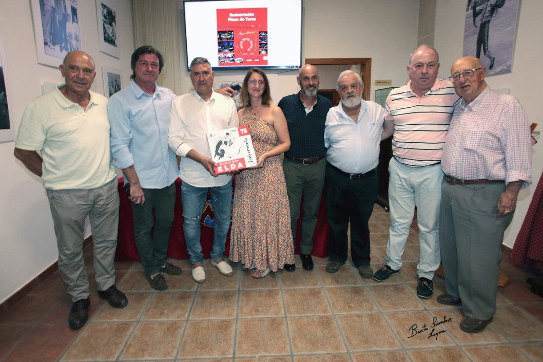 Vicente Cabanes, Juan Rivera y “El Renco” participaron en la presentación en Alicante del libro sobre los 75 años de la Plaza de Toros de Elda Vicente Cabanes, Juan Rivera y “El Renco” participaron en la presentación en Alicante del libro sobre los 75 años de la Plaza de Toros de Elda