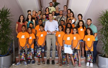 Rub&eacute;n Alfaro recibe a los ni&ntilde;os saharauis