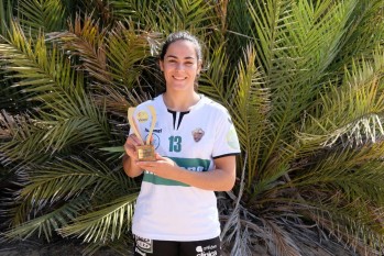 El premio del eldense Vicen Mu&ntilde;oz recae en la jugadora Laura Hern&aacute;ndez